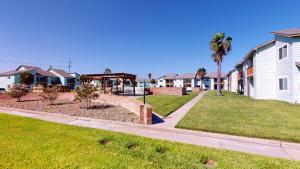 um bairro residencial com uma casa e um passeio em AH-J132 Newly remodeled first floor condo near Marina em Port Aransas