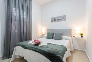 a bedroom with a bed with towels on it at Centro 4 Rooms 3 baños Parking in Jerez de la Frontera +14 photos