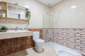 a bathroom with a toilet and a sink and a shower at Centro 4 Rooms 3 baños Parking in Jerez de la Frontera