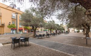 a city street with tables and chairs and trees at Centro 4 Rooms 3 baños Parking in Jerez de la Frontera