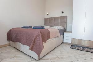 een slaapkamer met een groot bed in een kamer bij Urban Jungle - Sara Apartment in Białystok