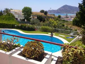 una piscina con una persona in acqua di Bonito apartamento con inmensa terraza y piscina ad Altea