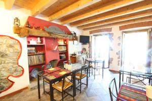 een eetkamer met tafels en stoelen in een huis bij B&B Nest on the Lake in Lezzeno