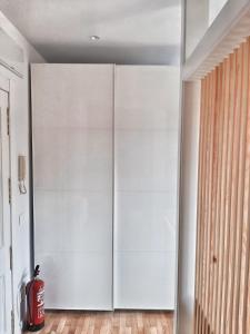 a large white closet in a room with a fire extinguisher at Apartamento Wamba - La Catedral in Oviedo