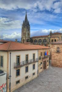 a view of a building with a cathedral in the background at Apartamento Wamba - La Catedral in Oviedo