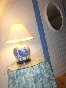La Maison bleu في Saint-Tugdual: مصباح فوق طاولة في الغرفة