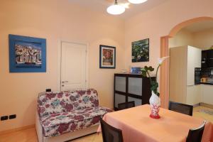 een woonkamer met een stoel en een tafel bij CASA ANTICA in Gaeta