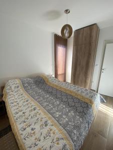 ein Schlafzimmer mit einem großen Bett mit einer großen Bettdecke in der Unterkunft Goga Apartmani in Divčibare