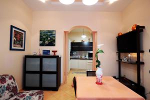 een woonkamer met een bank en een tafel bij CASA ANTICA in Gaeta