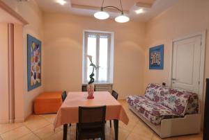 een woonkamer met een tafel en een bank bij CASA ANTICA in Gaeta