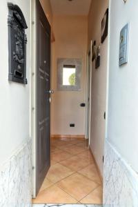 een hal met een deur en een tegelvloer bij CASA ANTICA in Gaeta