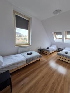 Apartamenty Pod Dachem tesisinde bir odada yatak veya yataklar