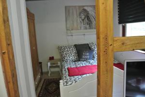 um pequeno quarto com um beliche numa casa em Kleines Landhaus em Herbstein