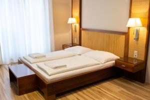 Un pat sau paturi într-o cameră la Dabas Hotel