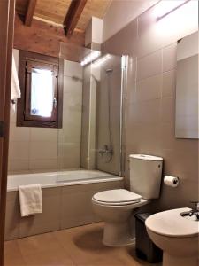 a bathroom with a toilet and a shower and a sink at Mirador Gavin in Gavín