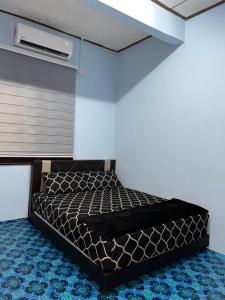 1 dormitorio con 1 cama en una habitación en FA HOMESTAY KUALA TERENGGANU, en Kuala Terengganu