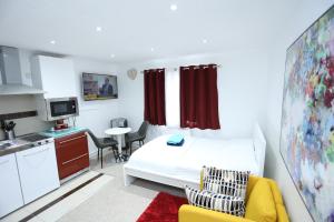 Kleines Zimmer mit einem Bett und einer Küche in der Unterkunft Classic Studio Lytham Up London in London
