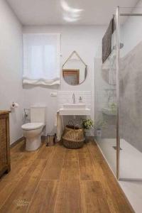 ein Bad mit einem WC, einem Waschbecken und einer Dusche in der Unterkunft Parking Free - Cathedral Area Apartment in Sevilla