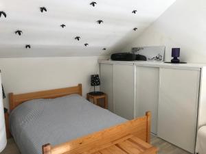 een slaapkamer met een bed en zwarte vleermuizen op het plafond bij Appartement Duplex 4 pers à Gresse-en-Vercors in Gresse-en-Vercors