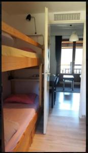 a room with two bunk beds and a desk at Appartement Duplex 4 pers à Gresse-en-Vercors in Gresse-en-Vercors