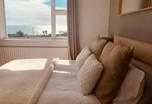 Ένα ή περισσότερα κρεβάτια σε δωμάτιο στο Follies Suites Ballyvoile