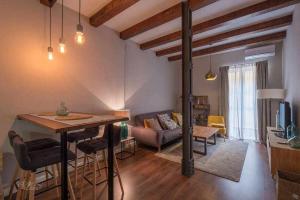 ein Wohnzimmer mit einem Tisch und einem Sofa in der Unterkunft Parking Free - Cathedral Area Apartment in Sevilla