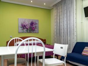 sala de estar con mesa blanca y sofá azul en Suitur Apartment Hita I Centro Madrid, en Madrid