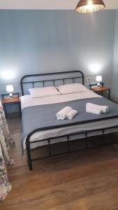 ein Schlafzimmer mit einem Bett mit zwei Handtüchern darauf in der Unterkunft Mebo House in Kutaissi
