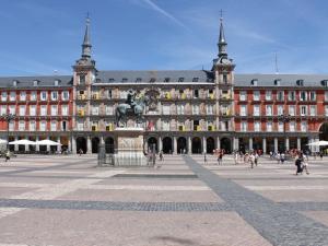 a large building with a statue in front of it at Suitur Apartment Hita II Centro Madrid in Madrid