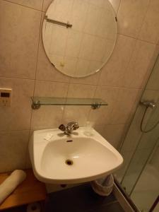 un bagno con lavandino e specchio di Gasthof zum Pfandl a Bad Ischl