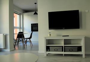 ein Wohnzimmer mit einem Fernseher an der Wand in der Unterkunft APARTAMENT TETRIS - CENTRUM in Kielce
