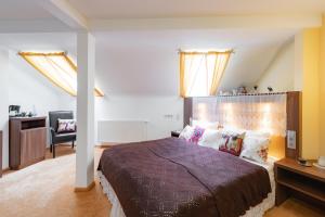 Postel nebo postele na pokoji v ubytování Tante ALMA's Mannheimer Hotel