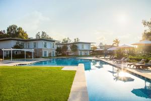 Bazén v ubytování Cornelia Diamond Golf Resort & Spa nebo v jeho okolí