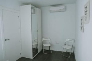 a waiting room with four chairs and a mirror at Apartamentos ZHR 2 in Zahara de los Atunes