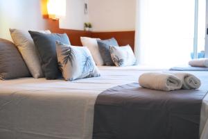 Una cama o camas en una habitación de Hostal Can Gil