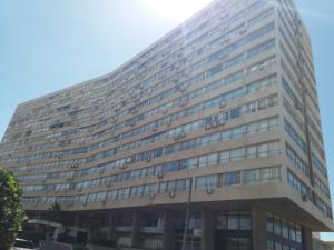 un grand bâtiment de bureau avec beaucoup de fenêtres dans l'établissement Santos Dumont 805, à Punta del Este