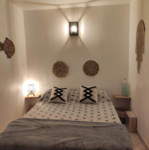 Giường trong phòng chung tại LES CAPITELLES - Accès direct à la plage depuis le jardin - T2