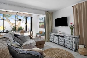 ein Wohnzimmer mit einem Sofa und einem Flachbild-TV in der Unterkunft Apartamento El Jable in Arrecife