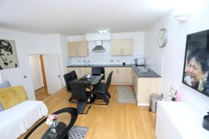 A kitchen or kitchenette at Gorgeous 2 bedroom 2 bathroom Woolwich