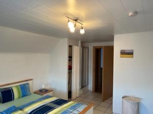 una camera da letto con un letto e un soffitto di Ferienwohnung am Binnensee a Heiligenhafen