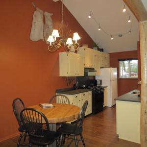 Una cocina o zona de cocina en Bristlecone Lodge