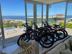 un grupo de bicicletas estacionadas en un balcón con el océano en Vistas, en Punta del Este