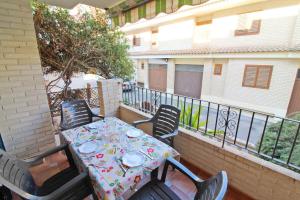a table and chairs on the balcony of a apartment at Global Properties, El Coquetón - Bonito y tranquilo apartamento en Canet playa in Canet de Berenguer