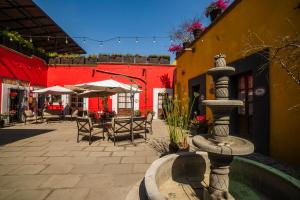 una fuente en medio de un patio con mesas en Collection O Al otro lado del rio, Puebla, en Puebla