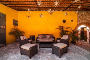 a living room with a couch and two chairs at Collection O Al otro lado del rio, Puebla in Puebla