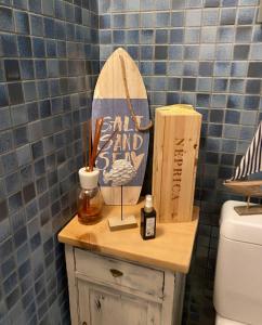 a surfboard sitting on top of a counter next to a toilet at Pünctchen in Chur