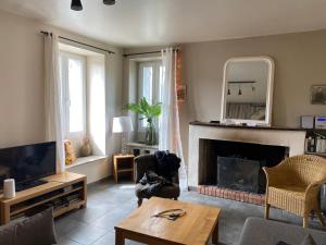 un salon avec une télévision et une cheminée dans l'établissement Casa Orani, à Ponte-Leccia