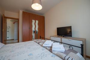 1 dormitorio con 1 cama con toallas en Case Lanfranco Parma, en Parma