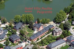 uma vista aérea de uma villa de hotel pendula puerici em Hotel Villa Paulita em Puigcerdà