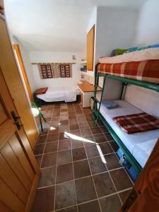 Двухъярусная кровать или двухъярусные кровати в номере Villa Tramonti di Gallura